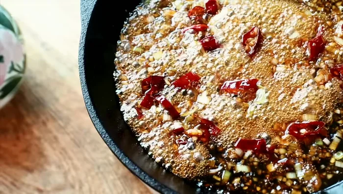 Add changchudo and lemon zest for freshness. Boil over low heat until the sauce thickens.