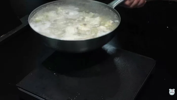 Rinse the blanched chicken with water and put it back in the pot. Pour in enough water to cover the chicken.