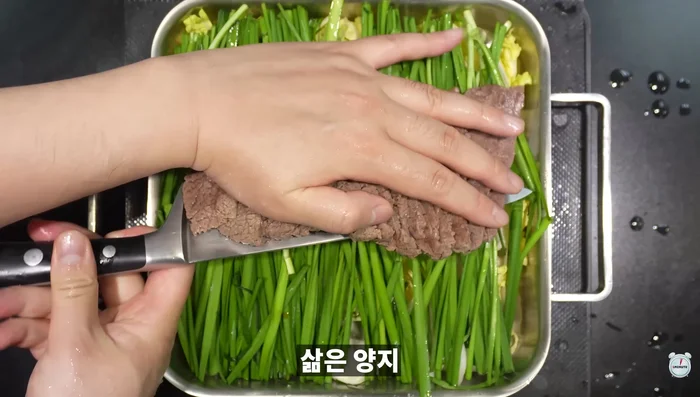 Add thinly sliced boiled onion.