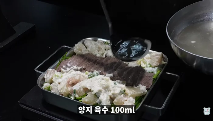 Pour in two packs of Ttukttak Dogani Tang and the yangji broth to make Hanwoo yangji suyuk.