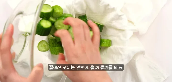 Prepare a sauce by mixing soy sauce, rice vinegar, sugar, minced garlic, sesame oil, and red pepper flakes (if using).