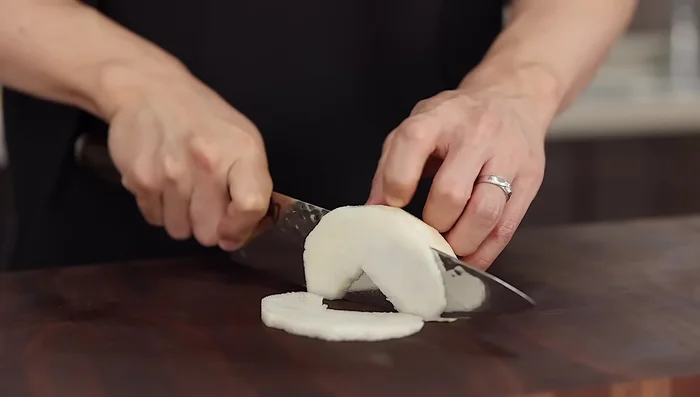 Cut Korean pear into matchsticks.