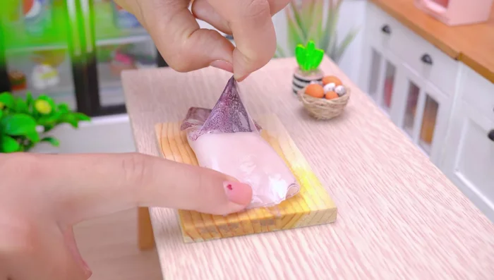 Cook the squid. Remove the ink head, soak in white wine and sesame oil for 10 minutes.