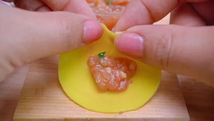 Prepare a dish with flour, duckling shell, and water.