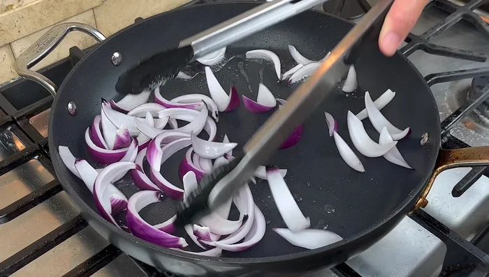Briefly stir-fry onion until raw taste is removed, seasoning with salt.