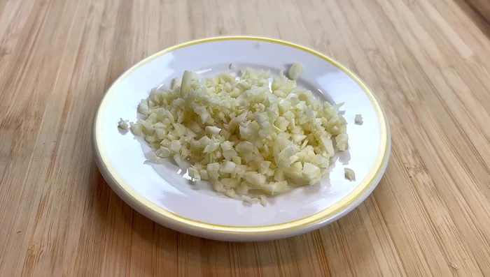 Finely mince garlic and prepare ginger slices. Cut green onions into 2-inch sections, separating stem and leafy parts.
