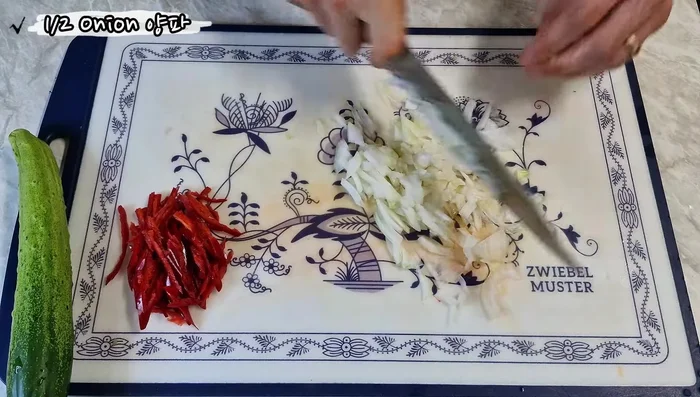 Prepare the onion: Slice thinly.