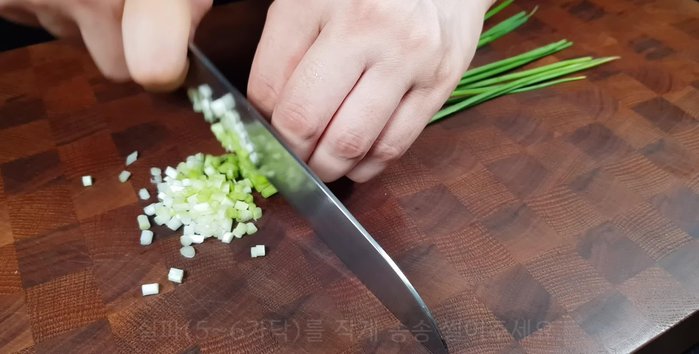 Prepare five or six strands of shiitake mushrooms and cut them into small pieces.