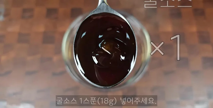 Make the seasoning sauce: Add three spoons of brewer's sauce, one spoon of oyster sauce, one spoonful of sesame seeds, one spoonful of sammi, one spoonful of crushed garlic, two spoonfuls of cooking wine, and half a spoon of red pepper powder. Mix well.