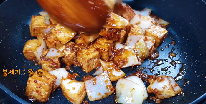 Stir-fry over medium heat until the seasoning is incorporated. When sufficiently thickened, add one tablespoon of sesame oil and one tablespoon of sesame seeds and stir-fry once more.