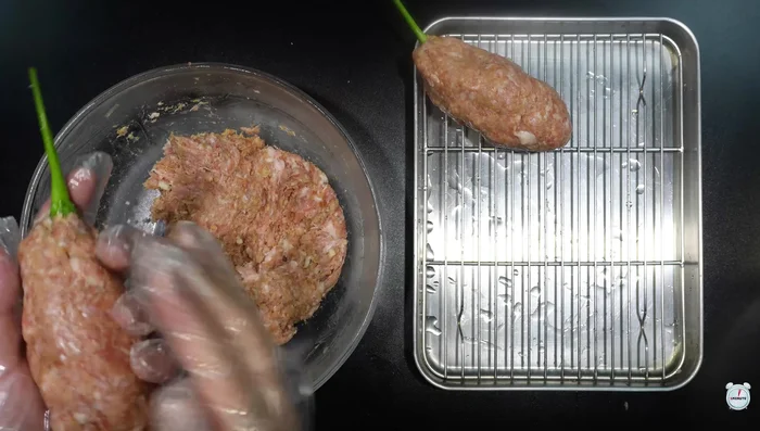 Attach the batter to the Cheongyang peppers and shape them.