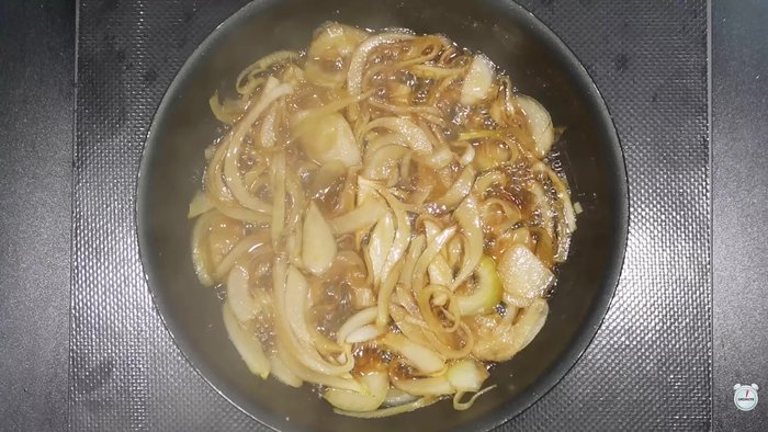 Place the cooked onions on top of the rice.
