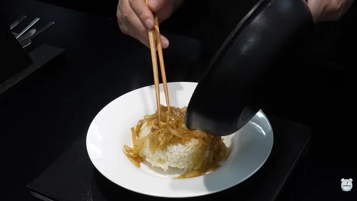 Slice the salmon and place it on top of the rice and onions.
