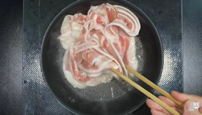 Cook the pork belly in a pan.