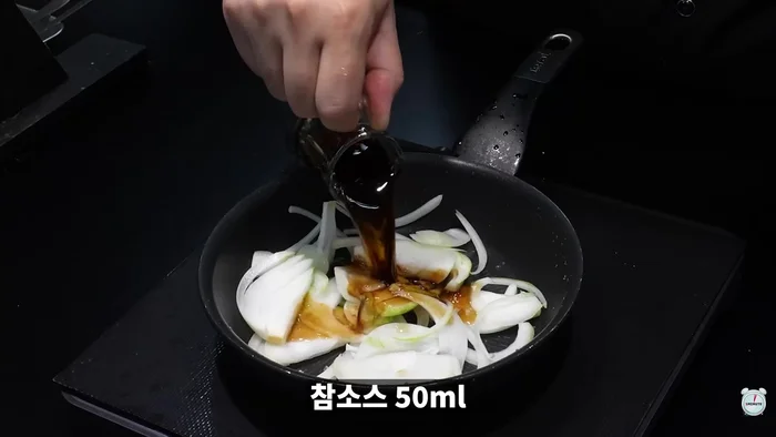 Add chopped onions, tuna sauce (optional), and broth to a pan and stir-fry.