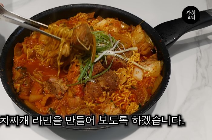 Add the stir-fried pork and kimchi mixture to the ramen.