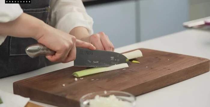 Chop the leek and onion into thin strips. Chop the Cheongyang pepper into small pieces after removing seeds.