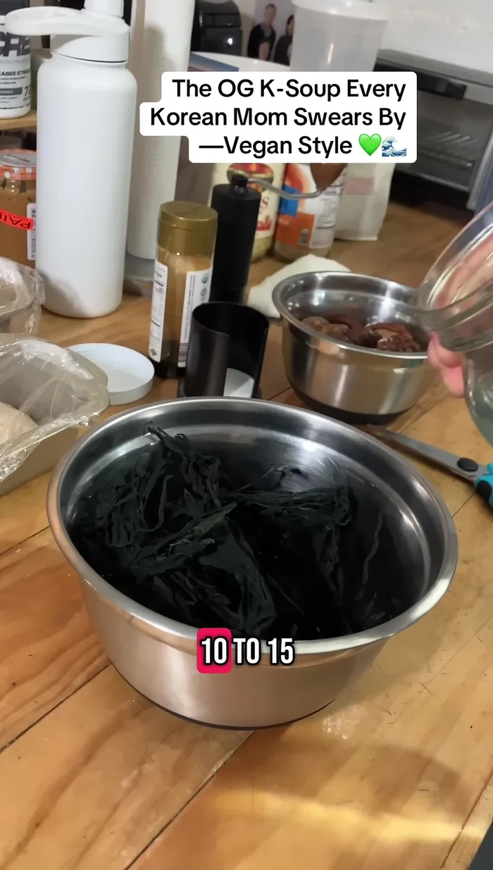 Soak dried seaweed in water for 10-15 minutes. Drain and rinse.