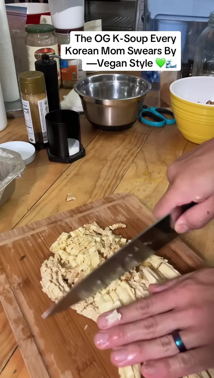 Chop the soy skin and shiitake mushrooms.