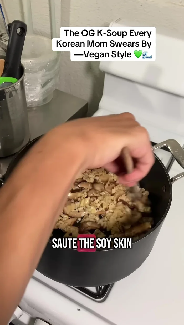Sauté the soy skin, mushrooms, and garlic in a pot.