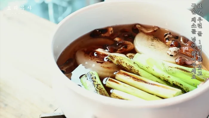 Pour 1L of boiling water over roasted vegetables and bring to a boil.