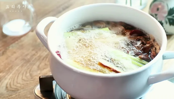 Once boiling, remove from heat and add grilled anchovies and dried [__] and simmer for about 20 minutes.