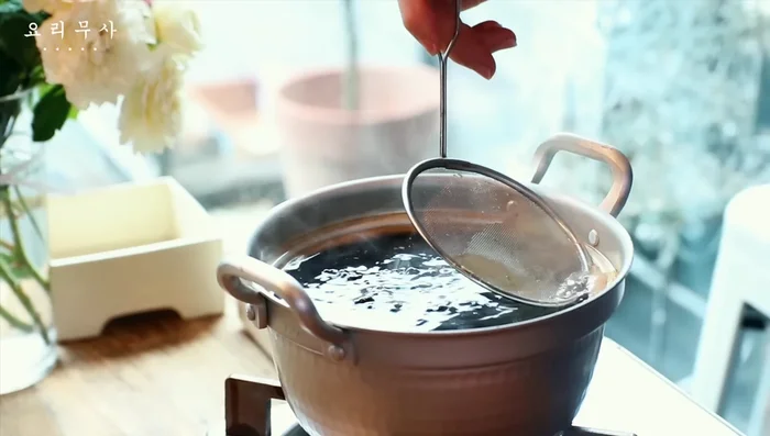 Stir and boil until the sugar dissolves. If you have dried [__], add it now.