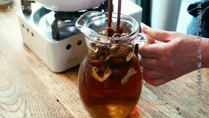 Soak shiitake mushrooms in water beforehand.