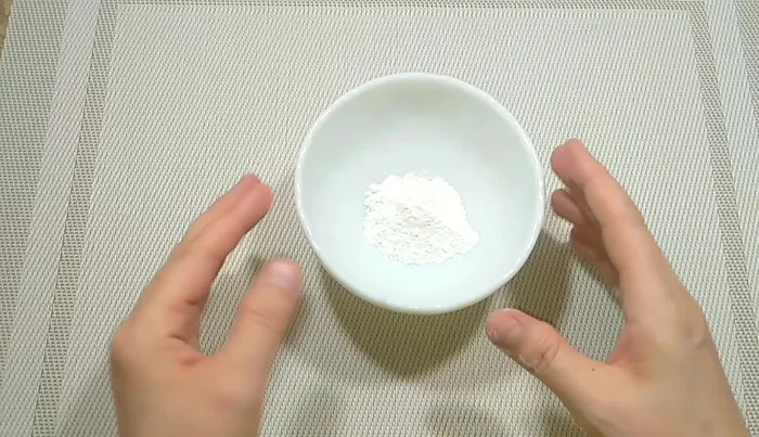 In a bowl, combine 1 tablespoon of rice starch (or the rice paste).