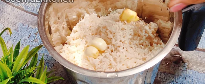 Blend soaked rice, potato, ginger, chillies, garlic, curry leaves, and some water into a fine paste. Do not make it too thin.