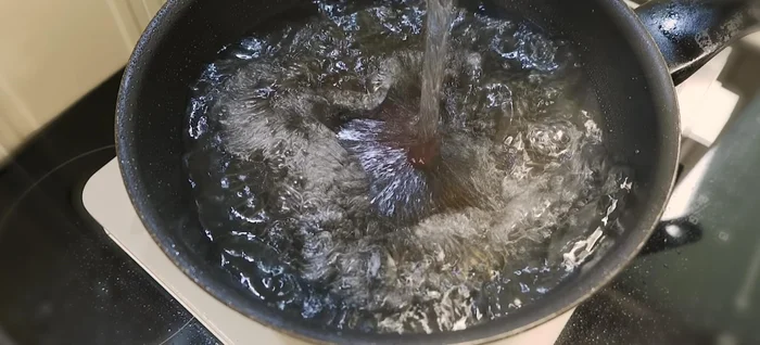 Boil water and add knife-cut noodles and dried radish greens. Cook until noodles are done.