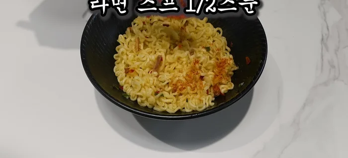 Remove noodles. Add 1/2 spoonful ramen seasoning, 1/2 spoonful soy sauce, 1/2 spoonful sugar, and 1 spoonful sesame oil to the noodle broth. Mix well.