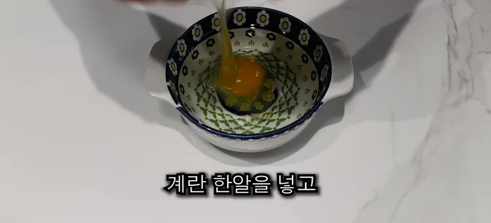 Place an egg in a cup of water, prick the yolk, and microwave for 1 minute 30 seconds to make a soft-boiled egg.