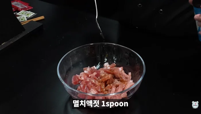 Cut the tuna into bite-sized pieces and place them in a bowl.