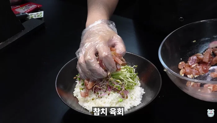Put the egg yolk in the middle and sprinkle the gochujang on top.