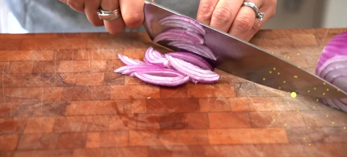 Add thinly sliced red onions and 1 tbsp of chopped green onions to the dressing and mix well.