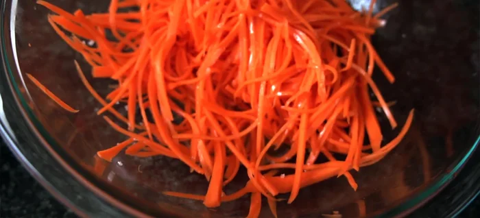 After 20 minutes, rinse the salted carrots under cold water to remove excess salt. Drain the carrots using a strainer.