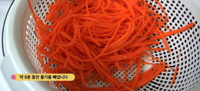Let the drained carrots sit for 5 minutes to remove excess water.