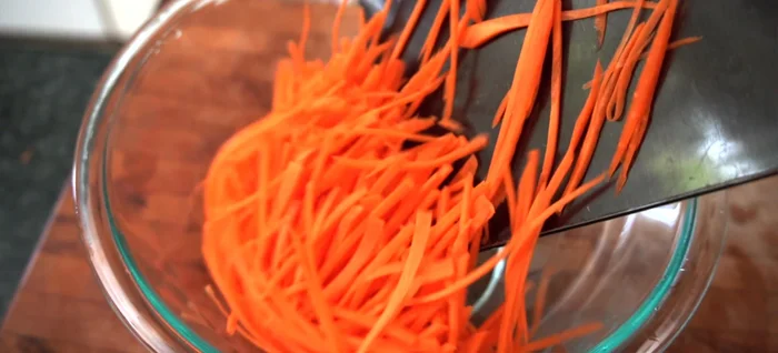 Add carrots to a bowl and toss with 0.5 tbsp of coarse sea salt. Let it sit for 20 minutes.