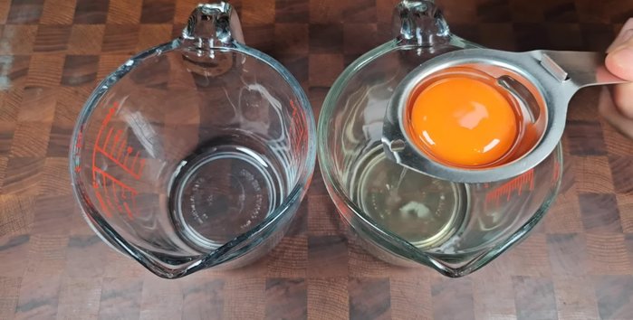 Crack six eggs and separate the yolks from the whites. Add 1 teaspoon of seasoning salt to the egg whites and stir well until dissolved without lumps.