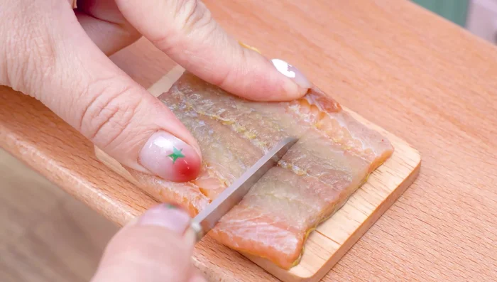Cut the eel into small pieces.