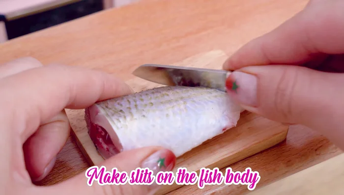 Make slits on the fish body.