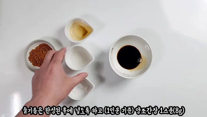 Mix the sauce: Combine brewed soy sauce (1 tbsp), water (1 tbsp), sugar (1/2 tbsp), and ramen soup base (1/2 tbsp).