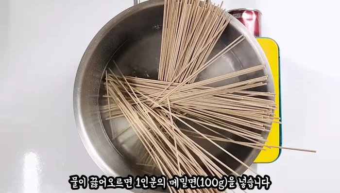 Prepare the noodles: Boil 1L of water with 1/2 tbsp of salt. Add buckwheat noodles and cook for 4-4.5 minutes, stirring occasionally.