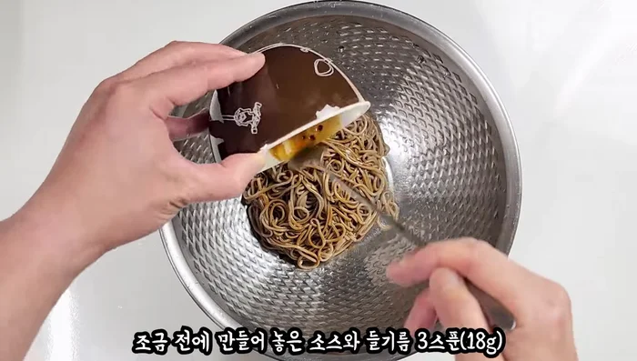 Dress the noodles: Add the prepared sauce, 3 tbsp sesame oil, and 1 tbsp sesame salt/powder to the noodles. Mix well.
