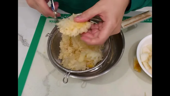 Add the prepared pear and fungus to the soup.