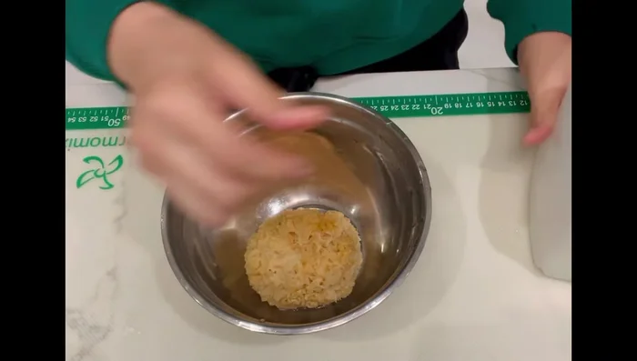 Soak snow fungus in cold water with 1 tablespoon of vinegar to speed up expansion.