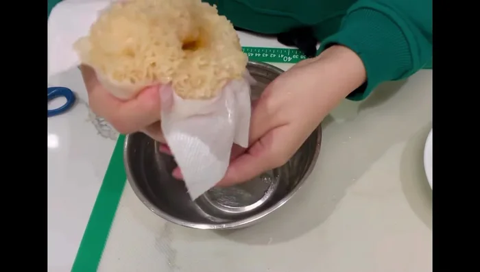 Squeeze excess water from the expanded snow fungus and cut away the dark yellow part at the bottom.