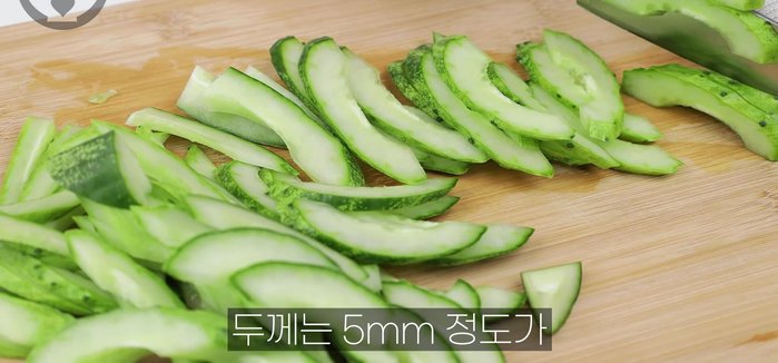 Cut cucumbers into thin (approx. 5mm) slices. (124.759)