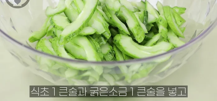 Marinate cucumber slices: Mix with 1 tablespoon vinegar and 1 tablespoon coarse salt for 20 minutes, turning occasionally. (132.84)